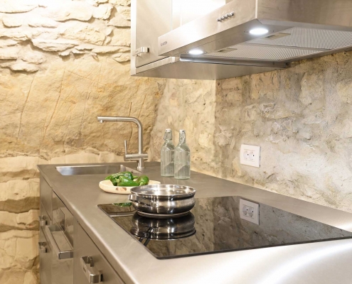 Cucina in Acciaio in un Ambiente Rustico